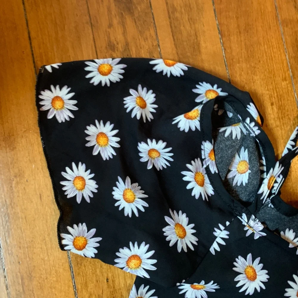 About a girl Los Angeles coming up daisies‎ blouse. Worn once.